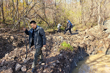 我院朱萬峰院長受邀帶隊赴白山市里岔溝突圍戰舊址考察